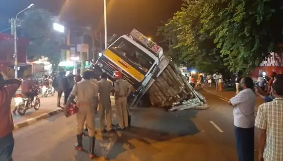 വെള്ളയമ്പലം-ശാസ്‌തമംഗലം റോഡിൽ തടികയറ്റിവന്ന ലോറി റോഡിലെ കുഴിയിൽ താഴ്ന്നു; അപകടം കെ.പി.സി.സി ആസ്ഥാനത്തിന് മുന്നിൽ
