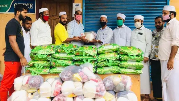തണലേകിയവർക്ക് തണലായി നിന്ന് സാന്ത്വനം പൂത്തപ്പലം 30 പ്രവാസീ കുടുംബങ്ങൾക്കാണ് ഭക്ഷ്യ വസ്തുക്കളടങ്ങിയ കിറ്റ് എത്തിച്ചു കൊടുത്തത്