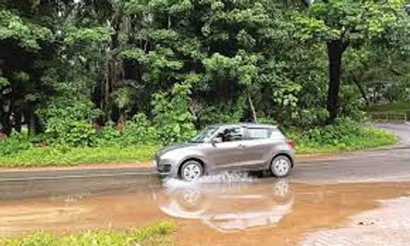 അ​ന്ത​ർ​സം​സ്ഥാ​ന പാ​ത​യി​ലെ വെ​ള്ള​ക്കെ​ട്ടും കു​ഴി​യും വാ​ഹ​ന​ങ്ങ​ൾ​ക്ക് ഭീ​ഷ​ണി