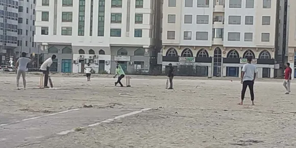 ലോകകപ് ഫൈനലിന്റെ ആവേശം ലോകമാകെ തിരയടിക്കുമ്പോഴും യുഎഇയിലെ വെളിയിടങ്ങളിൽ കളിക്കുന്ന കൗമാരത്തിന് ക്രിക്കറ്റ് തന്നെ പ്രിയം