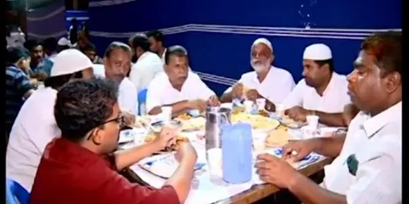 ക്ഷേത്രമുറ്റത്ത് സ്നേഹത്തിന്റെ ഇഫ്താര്‍; പന്തലൊരുക്കിയത് ചുറ്റമ്പലത്തിനോട് ചേർന്ന്