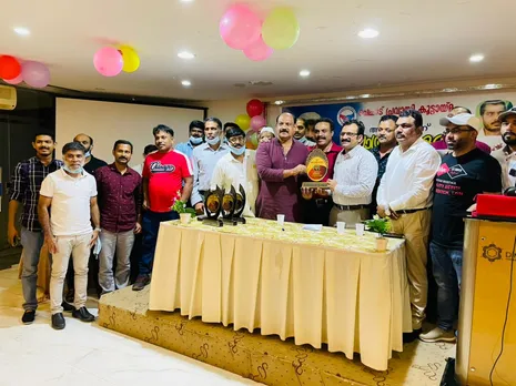 പ്രവാസം അവസാനിപ്പിച്ച് നാട്ടിലേക്ക് തിരിക്കുന്ന ഇന്ത്യൻ എംബസി ഉദ്യോ ഗസ്ഥന്‍ അനികുമാറിന് റിയാദ് ചെമ്മാട് കൂട്ടായ്മ യാത്രയയപ്പ് നല്‍കി.