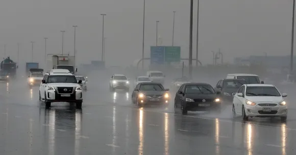 ഡല്‍ഹിയിലും മുംബൈയിലും കനത്ത മഴ ; വെള്ളത്തില്‍ മുങ്ങി നഗരങ്ങള്‍, ഹരിയാനയില്‍ കാര്‍ ഒഴുകിപോയി