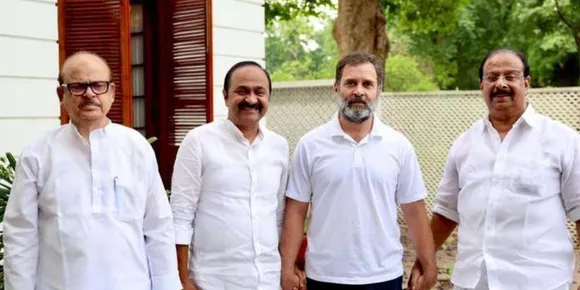ഭീ​ഷ​ണി​യു​ടെ രാ​ഷ്ട്രീ​യ​ത്തെ കോ​ൺ​ഗ്ര​സ് ഭയക്കില്ല. സു​ധാ​ക​ര​നെ അ​ധ്യ​ക്ഷ പ​ദ​വി​യി​ൽ നി​ന്നു നീ​ക്കു​മെ​ന്ന അ​ഭ്യൂ​ഹ​ങ്ങ​ൾ തെ​റ്റ്; സുധാകരനേയും സതീശനേയും ചേർത്തുപിടിച്ച് രാഹുൽ ​ഗാന്ധി