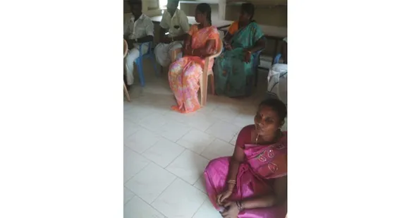 ലജ്ജാകരം ! തമിഴ് നാട്ടിലെ തേര്‍ക്ക് തിട്ടൈ പഞ്ചായത്തിലെ മീറ്ററിംഗിൽ ദളിതയായ പഞ്ചായത്ത് പ്രസിഡണ്ട് തറയിലും മറ്റുള്ളവർ കസേരകളിലും ഇരിക്കുന്ന ചിത്രം ഇന്ന് സമൂഹമാധ്യമങ്ങൾ വഴി ലോകമെങ്ങും വൈറലും രാജ്യത്തിനുതന്നെ നാണക്കേടുമായിരിക്കുകയാണ് !