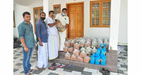 പാലാ കരൂർ പഞ്ചായത്തില്‍ കാറ്റ് വീശി കനത്ത നാശനഷ്ടങ്ങൾ വന്ന മേഖലയിലും കോവിഡ് ദുരിതം അനുഭവിക്കുന്ന മേഖലയിലും കേരളാ കോൺഗ്രസ് പ്രവർത്തകർ ഭക്ഷ്യ കിറ്റുകൾ വിതരണം നടത്തി