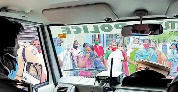 കാറിന്റെ ഡോര്‍ ബലമായി തുറന്ന് മാസ്‌ക് മാറ്റി ചിലര്‍ അകത്തേക്ക് ചുമച്ചു; ഡോക്ടറും രണ്ട് നഴ്‌സുമാരും ടെക്‌നീഷ്യനുമാണ് കാറിലുണ്ടായിരുന്നത്; ഡ്രൈവര്‍ കാര്‍ വിന്‍ഡോ താഴ്ത്തിയപ്പോഴാണ് ഒരാള്‍ അകത്തേക്കു തലയിട്ടു ചുമച്ചത്; ഞങ്ങള്‍ക്കു കോവിഡ് ഉണ്ടെങ്കില്‍ അതു നിങ്ങള്‍ക്കും ബാധിച്ചിട്ടുണ്ടാകുമെന്ന് അയാള്‍ പറഞ്ഞു;  ലോകത്ത് ഒരിടത്തും ജീവന്‍ രക്ഷിക്കാന്‍ വേണ്ടി എത്തിച്ചേരുന്ന ആരോഗ്യ പ്രവര്‍ത്തകര്‍ക്കെതിരെ ഇത്രയും ഹീനമായ പെരുമാറ്റം ഉണ്ടായിട്ടില്ല; വല്ലാത്തൊരവസ്ഥയാണിത്; ആരോഗ്യമന്ത്രിയുടെ കുറിപ്പ്‌