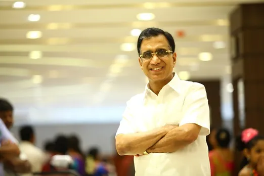 കല്യാണ്‍ ജൂവലേഴ്സ് ബുധനാഴ്ച മുതല്‍ തുറന്നു പ്രവര്‍ത്തിക്കും. ഉപയോക്താക്കള്‍ക്കും ശരീരതാപനില പരിശോധന ഉള്‍പ്പെടെ കര്‍ശന സുരക്ഷ. ആഭരണങ്ങള്‍ പ്രദര്‍ശിപ്പിക്കുന്നതിനു മുമ്പും അണിഞ്ഞുനോക്കിയതിനുശേഷവും അണുവിമുക്തമാക്കും. എല്ലാ ഷോറൂമുകളിലും ഉയര്‍ന്ന സുരക്ഷയും മുന്‍കരുതലും