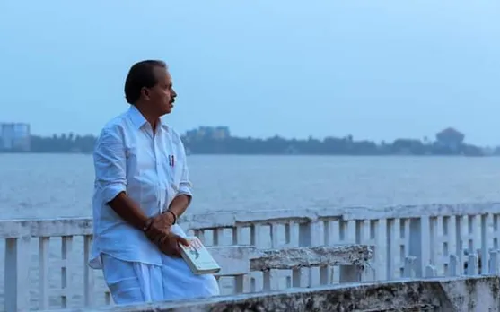 "ഈ മനോഹര തീരത്തു തരുമോ, ഇനിയൊരു ജന്മം കൂടി... ?" വയലാറിന്‍റെ സുപ്രസിദ്ധമായ വരികള്‍ യേശുദാസിന്‍റെ ഇമ്പമേറിയ ശബ്ദത്തില്‍ ഒഴുകിയെത്തവെ, പി.ടി. തോമസിന്‍റെ ചേതനയറ്റ ശരീരം രവിപുരം ശ്മശാനത്തിലെ തീനാളങ്ങള്‍ ഏറ്റുവാങ്ങി. അതൊരു പക വീട്ടലായിരുന്നു. രാജ്യവും ശക്തിയും മഹത്വവും കൈപ്പിടിയിലാണെന്നഹങ്കരിച്ചു നിന്ന കത്തോലിക്കാ സഭാ നേതൃത്വത്തിന് കരുത്തനായ ഒരു രാഷ്ട്രീയക്കാരന്‍ നല്‍കിയ കനത്ത മറുപടി ! ഇനിയൊരു ജന്മം കൂടി കൊതിച്ച്... പിടി ഓർമ്മയാകുമ്പോൾ - അള്ളും മുള്ളും പങ്തിയില്‍ ജേക്കബ് ജോര്‍ജ്