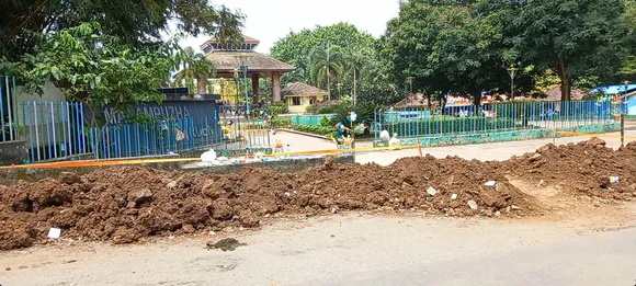 മലമ്പുഴ ഡാം ഉദ്യാനത്തിനു മുന്നിൽ പൈപ്പിടാനായി കുഴിച്ച ചാൽ വിനോദ സഞ്ചാരികൾക്ക് ഭീഷണിയാകുന്നു