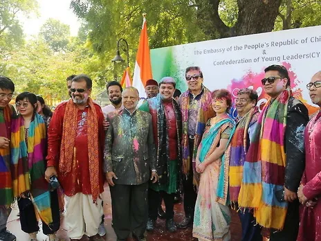 ഹിന്ദി - ചൈന ഭായി ഭായി. നിറങ്ങൾ വിതറിയും മിട്ടായി വിതരണം നടത്തിയും ഹോളി ആഘോഷം