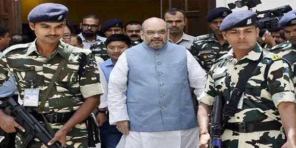 സുരക്ഷാ ഉദ്യോഗസ്ഥന്‍ ചമഞ്ഞ് അപരിചിതന്‍ അമിത് ഷായ്‌ക്കൊപ്പം, വന്‍ സുരക്ഷാ വീഴ്‌ച