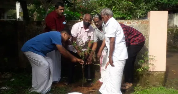 സിപിഐഎം കുറവിലങ്ങാട് ടൗൺ ബ്രാഞ്ച് സമ്മേളനത്തിന്റെ ഭാഗമായി മൺമറഞ്ഞ സഖാക്കൾ ഒ.ഡി ശിവദാസ്, പി.എം തോമസ് പ്ലാക്കൻ എന്നിവരുടെ സ്മരണയ്ക്കായി ഓർമ്മ മരങ്ങൾ നട്ടു