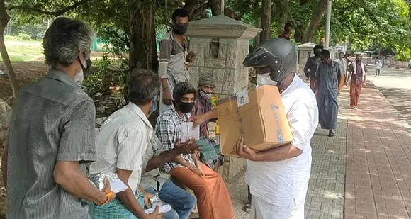 തെരുവിൽ കഴിയുന്നവർക്ക് ഭക്ഷണം വിതരണം ചെയ്ത് പൊതുപ്രവര്‍ത്തകന്‍ മാതൃകയാകുന്നു