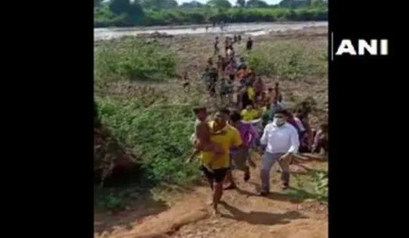 കുത്തിയൊഴുകുന്ന പുഴയില്‍ പാറകള്‍ക്കിടയില്‍ കാല്‍ കുടുങ്ങി, അഞ്ചു വയസുകാരനെ അതി സാഹസികമായി രക്ഷപ്പെടുത്തി