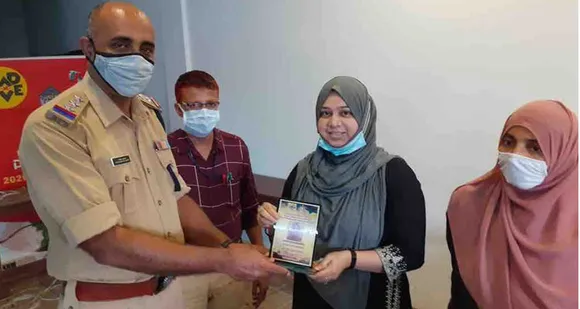 ഗിന്നെസ് റെക്കോർഡ് പാർട്ടിസിപ്പന്റായ ജാസ്മിൻ അമ്പലത്തിലകത്തിനു അഴിക്കോട് മണ്ഡലം സ്നേഹ തീരം നന്മയുടെ മൊമെന്റോ നല്‍കി ആദരിച്ചു