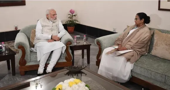 ബം​ഗാ​ളി​ലെ​ത്തി​യ പ്ര​ധാ​ന​മ​ന്ത്രി​യെ സ്വീകരിക്കാന്‍ മ​മ​ത പോയില്ല, പകരം മന്ത്രിയെ അയച്ചു. പിന്നീട് രാജ്ഭവനിലെത്തി മോഡിയെ കണ്ട് പൗ​ര​ത്വ നി​യ​മ ഭേ​ദ​ഗ​തി പി​ൻ​വ​ലി​ക്ക​ണ​മെ​ന്ന് ആവശ്യപെട്ട് മ​മ​തയുടെ നീക്കം. ചര്‍ച്ച ഡല്‍ഹിയില്‍ ആകാമെന്ന് മോഡിയും !