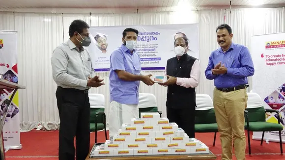 വിദ്യാർത്ഥികൾക്ക് മൊബൈൽ ഫോണുകൾ നൽകി മണപ്പുറം ഫൗണ്ടേഷൻ