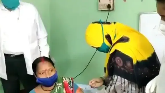 വാക്‌സിന്‍ സ്വീകരിക്കാനെത്തിയ സ്ത്രീക്ക് കുത്തിവയ്പ്പ് നല്‍കിയത് തൃണമൂല്‍ കോണ്‍ഗ്രസ് കൗണ്‍സിലര്‍; മുന്‍പരിചയമൊന്നുമില്ലാത്ത കൗണ്‍സിലറുടെ കുത്തിവയ്പ്പില്‍ വിവാദം-വീഡിയോ