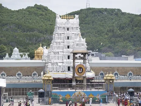 തിരുപ്പതി ക്ഷേത്രം: ഒരു ദിവസത്തെ വരുമാനം 2 കോടിയ്ക്കു മുകളില്‍.. 9259 കിലോഗ്രാം സ്വർണ്ണശേഖരം ..