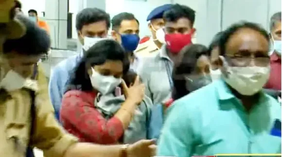 ദാ നോക്കിയേ ഇതാണ് ഞങ്ങളുടെ കുഞ്ഞ് എന്ന് പറഞ്ഞു ഒരു കുഞ്ഞു വാവയെ കാണിച്ചു തന്നു. കാലില്‍ സ്വര്‍ണ്ണ പാദസരവും കമ്മലും മാലയും വളയുമൊക്കെ ഇട്ട ഒരു കൊച്ചു സുന്ദരി അവളെന്നെ നോക്കി ചിരിച്ചു. അവര്‍ നിറഞ്ഞ് ചിരിച്ചു കൊണ്ട് മൂന്നുപേരായി നടന്ന് പോകുന്നത് ഞാന്‍ നോക്കി നിന്നു. ദത്ത് വിവാദം ശക്​തമാകുമ്പോൾ സിബി ബോണിയുടെ ഫേസ്​ബുക്ക്​ പോസ്റ്റ് ശ്രദ്ധേയമാകുന്നു...