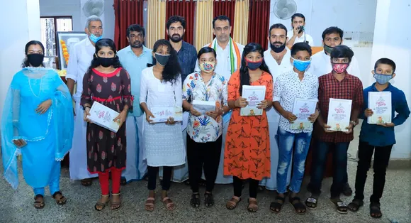 ഒഐസിസി കുവൈറ്റ് കാസർഗോഡ് ജില്ലാ കമ്മിറ്റിയുടെ ആഭ്യമുഖ്യത്തിൽ  ഓൺലൈൻ പഠനോപകരണങ്ങൾ വിതരണം ചെയ്തു