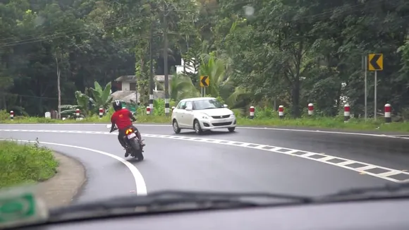 പാലാ-പൊന്‍കുന്നം റോഡ് ജില്ലയിലെ ഏറ്റവും മികച്ചതെങ്കിലും ആളെക്കൊല്ലി അപകടങ്ങള്‍ പരമ്പരപോലെ. പൂവരണിയില്‍ മാത്രം തുടര്‍ച്ചയായ മൂന്ന് ദിവസങ്ങളില്‍ 3 അപകടങ്ങളും ഒരു മരണവും. ഡ്രൈവിങ്ങിലെ അശ്രദ്ധ വില്ലനാകുമ്പോള്‍