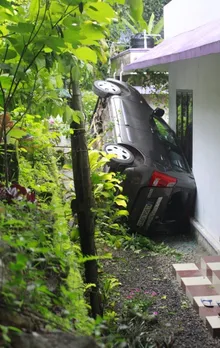 കോട്ടയത്ത് കാർ റോഡിൽനിന്നു താഴെയുള്ള വീടിന് മുകളിലേക്ക് മറിഞ്ഞു;  യാത്രക്കാർ അത്ഭുതകരമായി രക്ഷപ്പെട്ടു