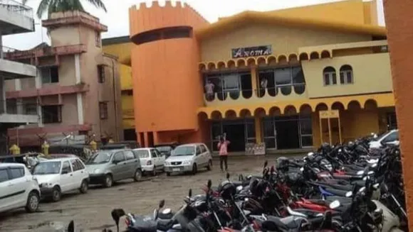 പാലക്കാട് അരോമ, ന്യൂ അരോമ സിനിമാ തിയേറ്ററുകളുടെ പ്രവർത്തനാനുമതി റദ്ദാക്കി പാലക്കാട് നഗരസഭാ അധികൃതർ