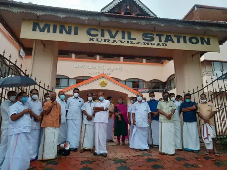 എം.സി റോഡിൽ നിരന്തരം അപകടം; സ്പീഡ് ബ്രേക്കർ പൊളിച്ചു നീക്കണമെന്ന് ആവശ്യപ്പെട്ട് കുറവിലങ്ങാട് പൊതുമരാമത്ത് വകുപ്പ് ഓഫീസിന് മുമ്പില്‍ ജനകീയ സമരം നടത്തി