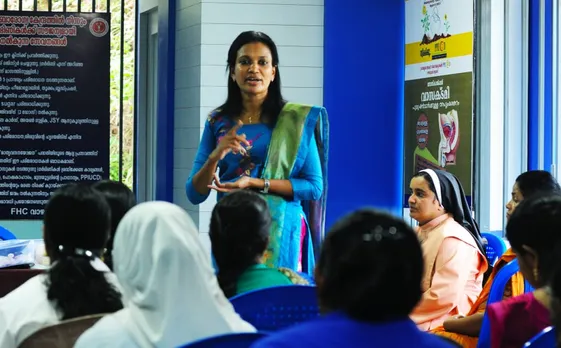 " എല്ലാവരും മൂന്നേ മൂന്ന്  കാര്യമൊന്നു ശ്രദ്ധിക്കാമോ...? കൊറോണയെ നമുക്ക് കെട്ടു കെട്ടിക്കാം ..... " : ഡിനു ജോയി  പറയുന്നത് ഇങ്ങനെ