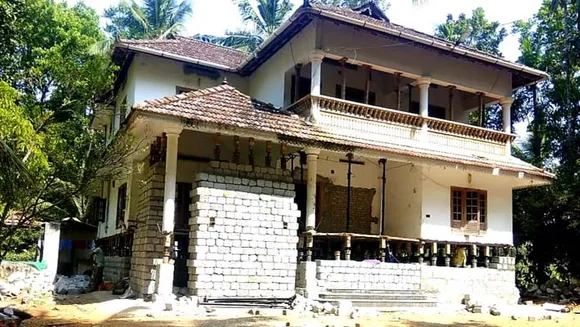 ഹമ്പമ്പടാ, വെള്ളപ്പൊക്കമേ, ഇനി എന്നെ തൊടാൻ വന്നാൽ നീ സുല്ലിടുകയേയുള്ളൂ.... " പുലിയന്നൂരിലെ വാഴേട്ട് ( നാലൊന്നിൽ ) ഇരുനില വീട് വെള്ളപ്പൊക്കത്തെ വെല്ലുവിളിക്കുകയാണ്; തല ഉയർത്തിപ്പിടിച്ചു തന്നെ