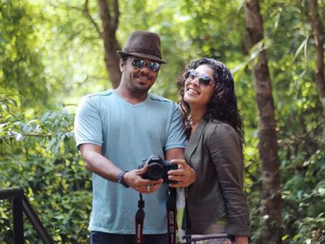 സംഘപരിവാര്‍ വെട്ടിക്കൊല്ലുന്നതിനെക്കാളും  ബോംബുണ്ടാക്കുന്നതിനെക്കാളും നല്ലത്  സിനിമയെടുക്കുന്നതാണെന്ന് ആഷിഖ് അബു
