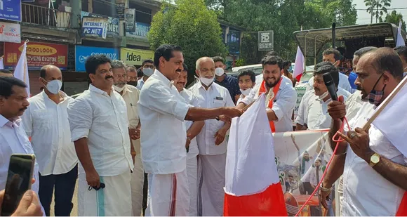 കര്‍ഷകര്‍ക്ക് ഐക്യദാര്‍ഢ്യവുമായി പാലായില്‍ ട്രാക്ടര്‍ സമരം ആവേശമായി. പത്തോളം ട്രാക്ടറുകള്‍ ഒന്നിച്ച് നിരത്തിലിറങ്ങിയത് നഗരത്തിനും കൗതുകമായി !