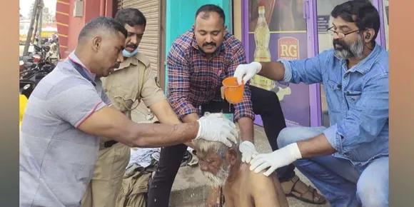 കാക്കിക്കുള്ളിലെ കാരുണ്യം... വഴിയോരത്ത് അവശനായി കിടന്നയാള്‍ക്ക് രക്ഷകരായി പാലക്കാട് ടൗൺ നോർത്ത് പോലീസ് സ്റ്റേഷനിലെ ഉദ്യോഗസ്ഥര്‍