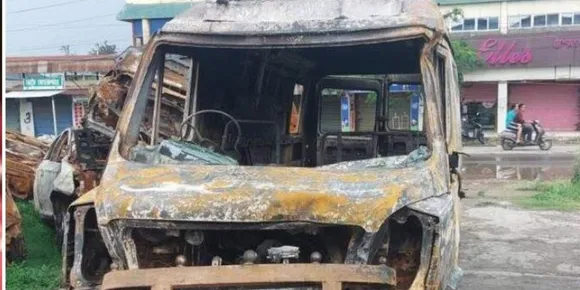 മ​ണി​പ്പൂ​രി​ൽ കലാപകാരികൾ ആം​ബു​ല​ൻ​സി​ന് തീ​യി​ട്ടു; അ​മ്മ​യും മ​ക​നും വെ​ന്തു​മ​രി​ച്ചു,