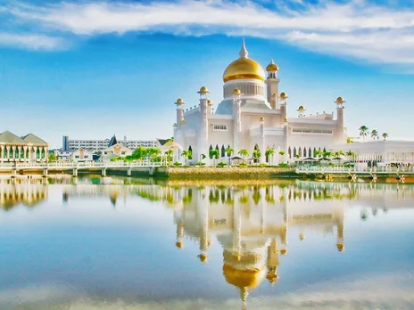 കൃത്രിമ തടാകത്തിൽ നിർമ്മിച്ച മനോഹരമായ മസ്‌ജിദ്‌. മുഖ്യ ആകര്‍ഷണം സ്വർണ്ണ മകുടം !