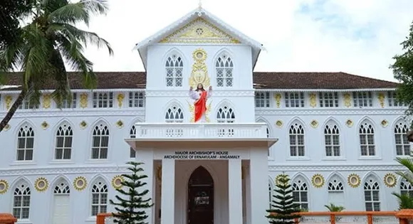 എറണാകുളം-അങ്കമാലി അതിരൂപതയിൽ വി. കുർബ്ബാനയർപ്പണത്തിന്റെ ഏകീകൃതരീതി: നിലവിലെ സാഹചര്യം ചർച്ച ചെയ്യുന്നതിനു മെത്രാന്മാരുടെ സമിതിയെ ചുമതലപ്പെടുത്തി പെർമനന്റ് സിനഡ്