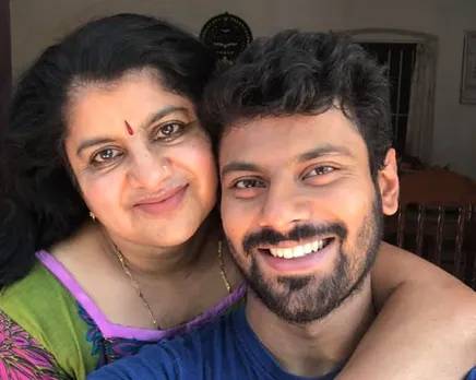 'തൊടുപുഴയിലെ ഗ്രാമത്തിൽ നിന്നും രാജ്യതലസ്‌ഥാനത്ത് ജീവിതം കൂട് കൂട്ടിയപ്പോഴും അതിനനുസരിച്ചു മാറി. ഹിന്ദിയെ വഴക്കിയെടുത്തത് ഡൽഹിയിൽ എത്തിയ ശേഷമായിരുന്നു. കുടുംബത്തോടൊപ്പം നിൽക്കുമ്പോൾ തന്നെ സ്വന്തം ജോലിയിൽ അണുവിട വിട്ടുവീഴ്ച ചെയ്യാനും തയാറായിരുന്നില്ല. കൈക്കുഞ്ഞിനെയും മാറത്ത് ചേർത്തി ബസിൽ ദിവസവും യാത്രചെയ്തു നെയ്യാറ്റിൻകരയിൽ എത്തി ജോലി ചെയ്തു മടങ്ങിയ അമ്മയെക്കുറിച്ചു യുണൈറ്റഡ് ഇന്ത്യ ഇൻഷുറൻസിൽ സഹപ്രവർത്തകർ ഓർമിപ്പിച്ചിട്ടുണ്ട്. അച്ഛന്റെയും ഞങ്ങളുടെയും ഒപ്പം കഴിയുന്നതിനായി പ്രൊമോഷൻ വേണ്ടെന്നു വയ്ക്കുകയായിരുന്നു'-മാതൃദിനത്തില്‍ അമ്മയെക്കുറിച്ച് എഴുതി രമേശ് ചെന്നിത്തലയുടെ മകന്‍ രമിത്; ഫേസ്ബുക്ക് കുറിപ്പ് വൈറല്‍