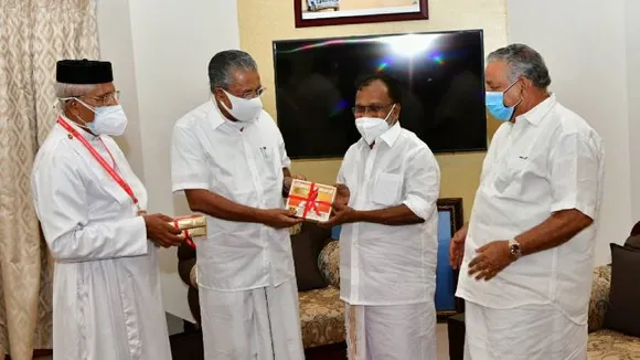 നിർധനരായ വിദ്യാർത്ഥികൾക്ക് സ്മാർട്ട് ഫോൺ നൽകാനായി നടൻ മമ്മൂട്ടി തുടങ്ങിവച്ച വിദ്യാമൃതം ഇന്ന് മുതൽ കുട്ടികളിലേക്ക്; ഉദ്ഘാടനം നിർവഹിച്ച് മുഖ്യമന്ത്രി