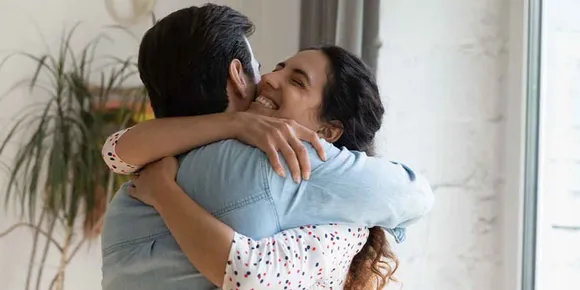 ഒരു ദിവസം 8 തവണ നിങ്ങളുടെ പങ്കാളിയെ കെട്ടിപ്പിടിച്ചാൽ സംഭവിക്കുന്നത് ഇതായിരിക്കും