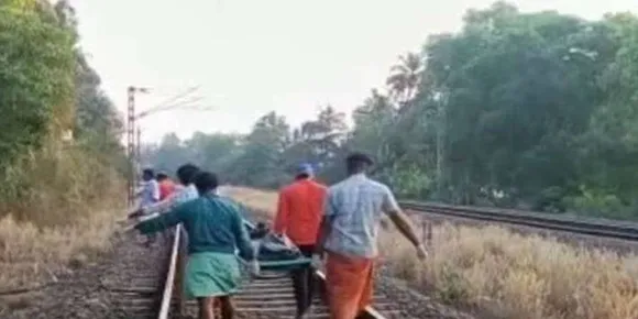 കൊല്ലം പറവൂരിൽ 1 വയസ്സുള്ള കുഞ്ഞുമായി ട്രെയിനിന് മുന്നിൽച്ചാടി യുവതി ആത്മഹത്യ ചെയ്തു