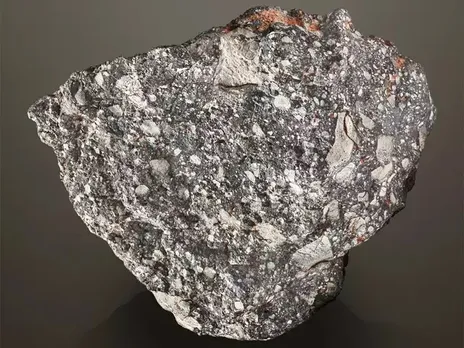 ചന്ദ്രനില്‍ നിന്ന് ഭൂമിയില്‍ പതിച്ച 13.5 കിലോഗ്രാം ഭാരമുള്ള ശിലാക്കഷണത്തിന്റെ ലേലം ലണ്ടനില്‍ നടന്നു; വിറ്റുപോയത്18.85 കോടി രൂപയ്ക്ക് !