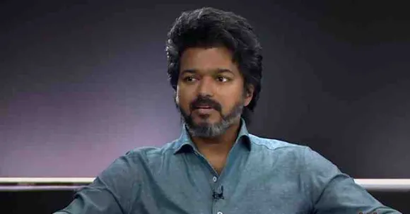 ‘നമ്മുടെ വിരൽ വച്ച് സ്വന്തം കണ്ണുകൾ തന്നെ കുത്തുകയെന്നു കേട്ടിട്ടുണ്ടോ. അതാണ് ഇപ്പോൾ നടക്കുന്നത്. കാശു വാങ്ങി വോട്ട് ചെയ്യുന്നതിലൂടെ നമ്മളും അതാണ് ചെയ്യുന്നത്. ഒരു വോട്ടിന് 1000 രൂപ എന്നു വിചാരിക്കുക. ഒന്നര ലക്ഷം പേർക്ക് ഇങ്ങനെ കൊടുക്കുകയാണെങ്കിൽ 15 കോടി വരും. ജയിക്കാൻ 15 കോടി ചെലവാക്കുന്നവർ അതിലുമെത്ര നേരത്തേ സമ്പാദിച്ചുകാണുമെന്നു ചിന്തിച്ചാൽ മതി; കാശു വാങ്ങി വോട്ട് ചെയ്യരുതെന്ന് മാതാപിതാക്കളോടു നിങ്ങൾ ഓരോരുത്തരും പറയണം; നടൻ വിജയ്