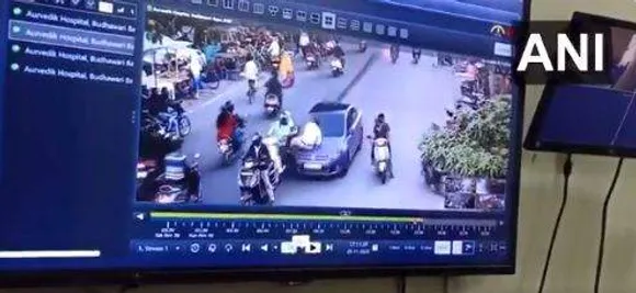 ട്രാഫിക് പൊലീസുകാരന്‍ ബോണറ്റില്‍; ബൈക്ക് യാത്രക്കാരെ ഇടിച്ച് തെറിപ്പിച്ച് പാഞ്ഞ് കാര്‍