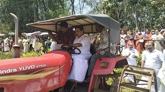 30 വര്‍ഷമായി തരിശു കിടന്ന മീനച്ചിലിലെ പത്തേക്കര്‍ പാടശേഖരത്ത് കൃഷിയിറക്കി പഞ്ചായത്തും നാട്ടുകാരും കൃഷിഭവനും. ജനങ്ങളുടെ ആവേശം കണ്ടപ്പോള്‍ പാടത്തിറങ്ങി ട്രാക്ടര്‍ സ്റ്റാര്‍ട്ടാക്കി നിലം ഉഴുത് ജോസ് കെ. മാണി എംപിയും. പാറപ്പള്ളി ഇനി നെല്‍ സമൃദ്ധിയിലേയ്ക്ക് !