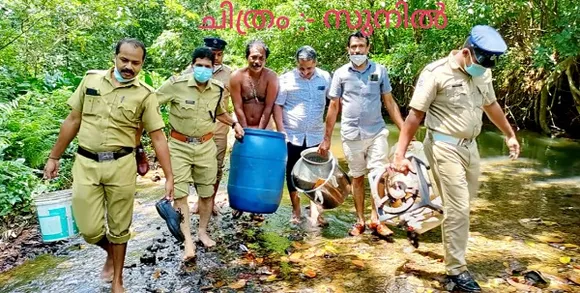 തോട്ടിൽ ഷൂ നഷ്ടപ്പെട്ടിട്ടും  പ്രതിയുടെ പിടിവിടാതെ എസ്.ഐ.ഷാജി സെബാസ്റ്റ്യൻ; ഇടപ്പാടി മീനാറ തോട്ടിൽ ചാരായം വാറ്റിയ ആൾ പിടിയിൽ