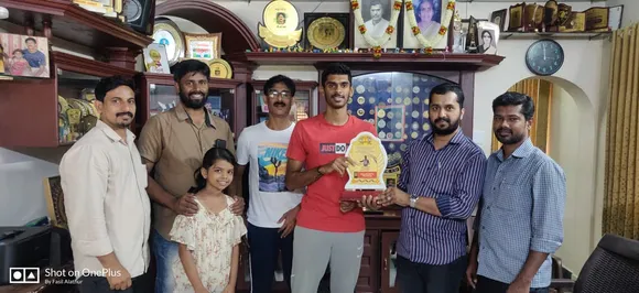 കോമൺവെൽത്ത് ഗെയിംസിൽ ലോംഗ്ജംപിൽ വെള്ളി മെഡൽ നേടിയ യാക്കര സ്വദേശി മുരളി ശ്രീ ശങ്കറിനെ സോളിഡാരിറ്റി സിഗ്നേച്ചർ നൽകി ആദരിച്ചു