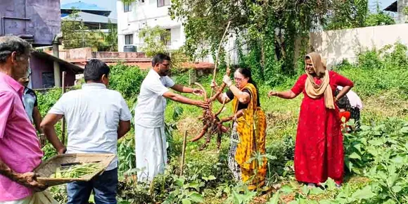 മാലിന്യം തള്ളുന്നവരെ പിടികൂടിയാൽ സമ്മാനം... പാലക്കാട് നഗരസഭ വെണ്ണക്കര സൗത്തിൽ പൊതു സ്ഥലത്ത് മാലിന്യം വലിച്ചെറിയുന്നവരെ പിടികൂടുന്നവർക്ക് 1000 രൂപ സമ്മാനം പ്രഖ്യാപിച്ച് വാര്‍ഡ് കൗണ്‍സിലര്‍
