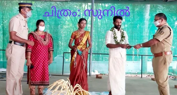 കതിർ മണ്ഡപത്തിൽ വധൂവരന്മാർക്ക് രാമപുരം പോലീസിന്റെ വക സമ്മാനം മാസ്ക്കുകൾ !